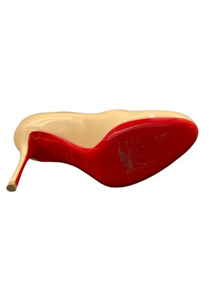null LOUBOUTIN Paris 
Simple Pump model
Beige patent calf leather 
8.5 cm heel 
Size...