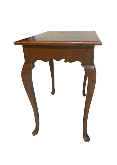 null Mahogany and mahogany veneer table, resting on four cambered legs, opening with...