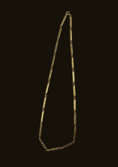 null Gold-plated necklace, decorated with curb chain 
Length 44 cm 
Square CT ha...
