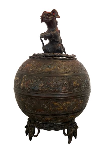 null Pot couvert de forme sphérique, en bronze à décor aux émaux cloisonnés, surmonté...