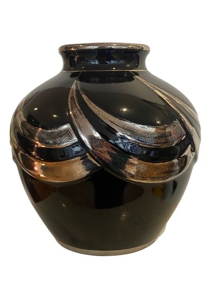 null ODYV Manufacture Berlot-Mussier.
Vase bouteille en faïence émaillée noire et...