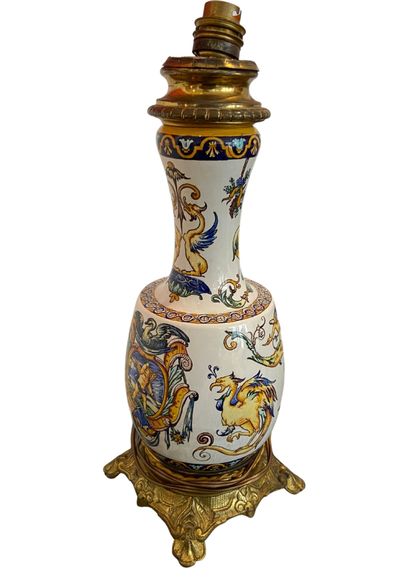 null Dans le goût de la Manufacture de Gien 
Vase en faïence émaillée, à décor de...