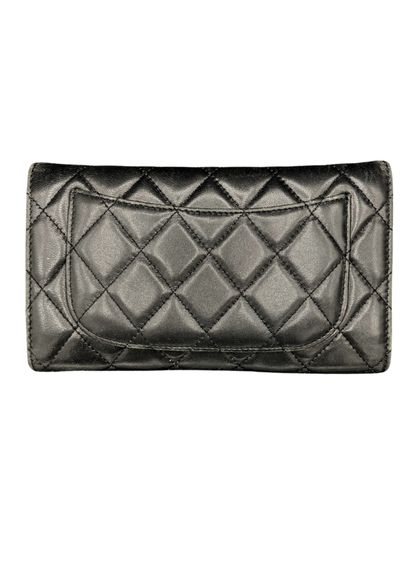 null CHANEL 
Timeless model
Black quilted leather wallet with eggplant interior 
Silver...