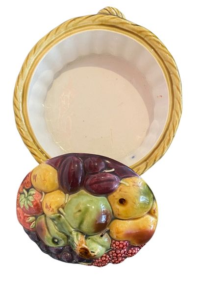null SARREGUEMINES
Polychrome enamelled earthenware fruit basket, the lid decorated...