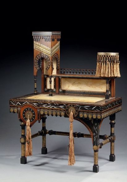 Carlo BUGATTI (1856-1940) 
Bureau Mosquée et sa chaise.
Bois de deux tons incrusté...