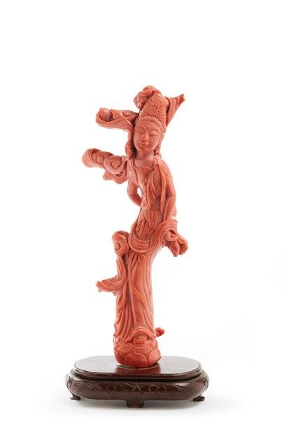 null CHINE

Statuette en corail rouge figurant une déesse sinueuses dans une nuée....