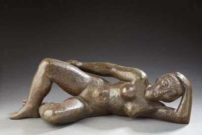 Lucien GIBERT (1904-1988) Femme couchée

Bronze à patine doré

Signé, marqué du cachet...