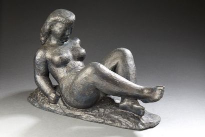 Lucien GIBERT (1904-1988) Femme couchée

Bronze à patine brune

Signé, marqué du...