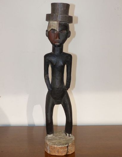 AFRIQUE DE L’OUEST AFRIQUE DE L’OUEST
Totem
Sculpture en bois représentant un
personnage...