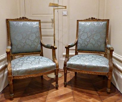 Paire de fauteuils de Style Louis XVI Paire de fauteuils de style Louis XVI 

Dossier...