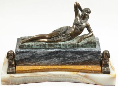 Dans le goût de Chiparus Cléopatre

Sculpture en bronze à patine brune sur une base...