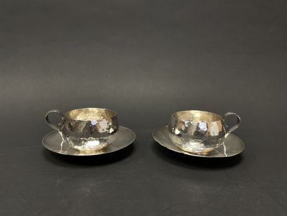  Jean DESPRES (1889-1980) 
Paire de tasses à thé et sous tasses en métal argenté... Gazette Drouot
