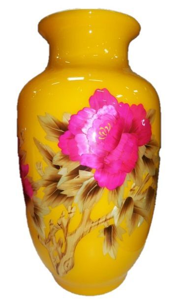 null Paire de vases en porcelaine fond jaune à décor floral polychrome en marqueterie...