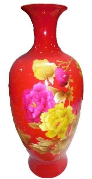 null Paire de vases en porcelaine fond rouge à décor floral poychrome en marqueterie...