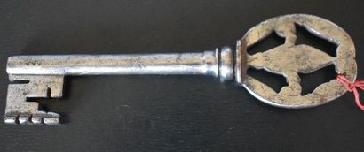 null CLÉ en fer forgé style Henri II, tête fleurdelysée. Long. 15 cm