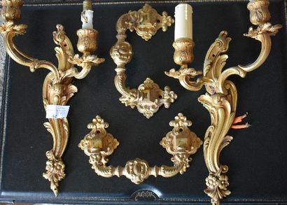null PAIRE D’APPLIQUES en bronze doré à deux lumières, style Louis XV et DEUX POIGNÉES...