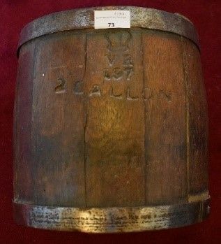 null MESURE en chêne cerclé avec marques au fer « 2 gallons ». Angleterre, XIXe siècle.

Haut....