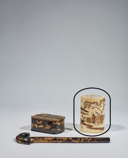  Japon, période Meiji 
Boîte cylindrique couverte en ivoire laqué et incrustations...