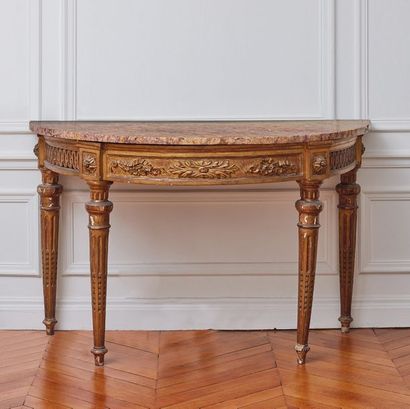 null Console demi-lune en bois sculpté et doré. La ceinture en bandeau présente en...