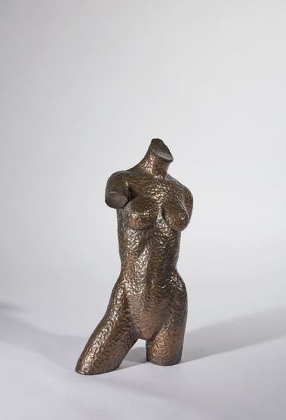 null Sculpture en bronze martelé représentant un torse féminin.

Signée David Smith,...