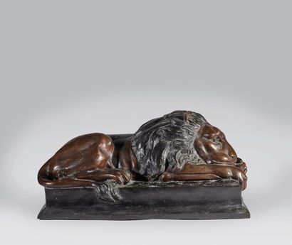 null Sculpture décorative en bronze à patine médaille représentant un lion couché,...