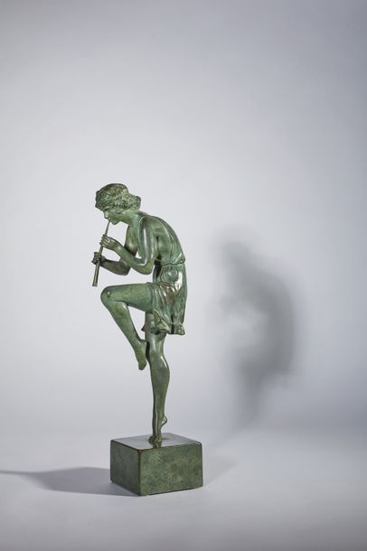 null MATTÔ (XIX-XXe siècle)

Joueur de flûte

Bronze à patine verte signé sur le...