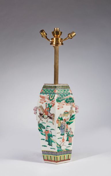  Chine, XIXe siècle 
Vase de forme hexagonale, en porcelaine et émaux de la Famille...