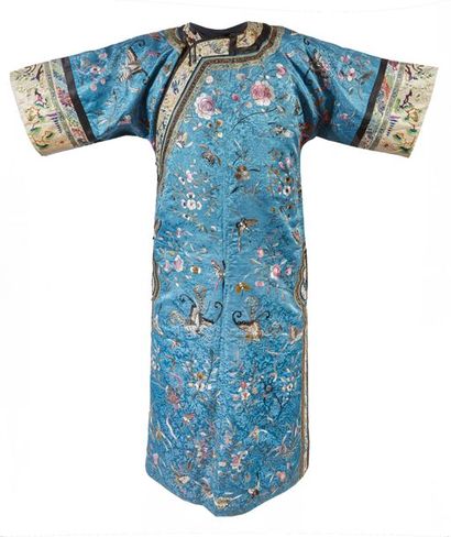 null Chine, XIXe siècle

Robe en soie bleue, brodée de fils blancs, roses, violets,...
