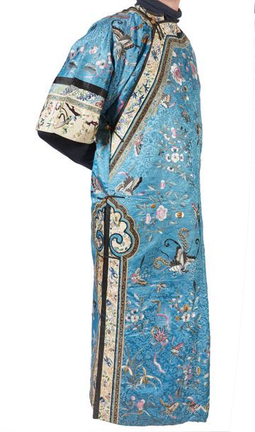 null Chine, XIXe siècle

Robe en soie bleue, brodée de fils blancs, roses, violets,...