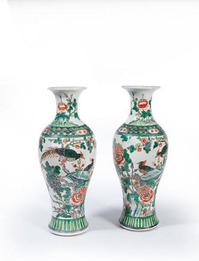  Chine, fin du XIXe siècle 
Paire de vases en porcelaine et émaux de style Famille...