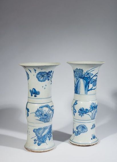  Chine, XIXe siècle 
Paire de vases cornets en porcelaine blanche, à décor émaillé...