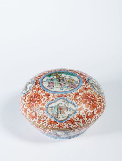 null Chine, XIXe siècle

Bonbonnière en porcelaine, à décor en médaillon et émaux...