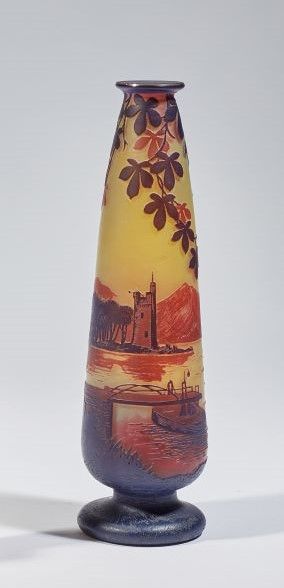 null DE VEZ

Vase piriforme en verre camée décoré d’un paysage lacustre en rouge...
