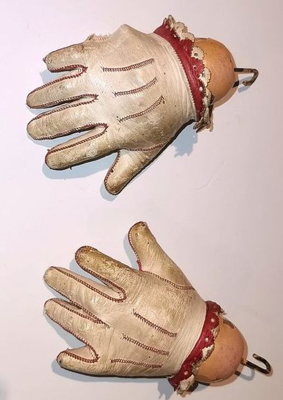 null Paire de gants en cuir pour bébé JUMEAU, taille 13 (petites déchirures).