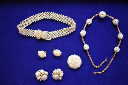 null Lot de bijoux faintaisie comprenant : collier de chien à décor de perles à imitation,...