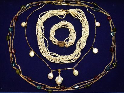 null Collier et bracelet en perles d'eau, fermoirs en métal doré, trois colliers...