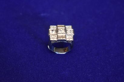 null Bague de genre chevalière en platine à ressaut serti de trois diamants taillés...