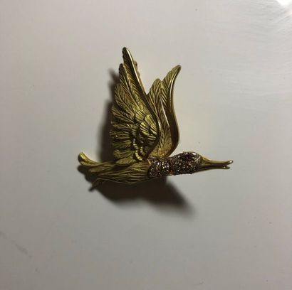 null Broche en or jaune 18K (750) stylisant un canard en vol, le cou et la gorge...