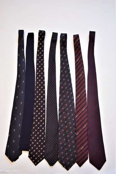 null Lot de sept cravates en laine unie ou soie imprimée.

Longchamp, Christian Dior,...