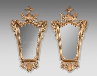 null Paire de miroirs dans des cadres oblongs en bois sculpté

et doré à décor de...