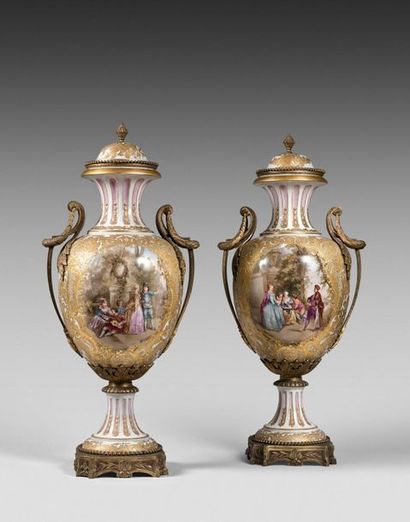 null Paire de vases balustres couverts en porcelaine polychrome et or à décor de...