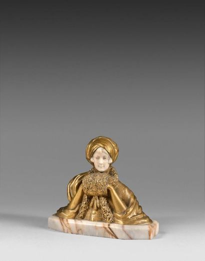 null Dominique ALONZO (actif entre 1910 et 1930)

Buste de femme au manchon

Bronze...