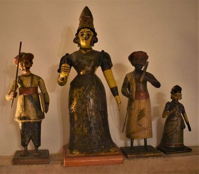 null LOT d’environ trente statuettes en bois peint.

Inde, XXe siècle.	Haut. 20 cm...
