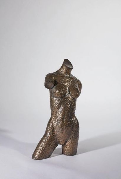 Sculpture en bronze martelé représentant...