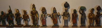 LOT d’environ trente statuettes en bois peint.

Inde,...