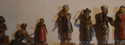 null LOT d’environ trente statuettes en bois peint.

Inde, XXe siècle.	Haut. 20 cm...
