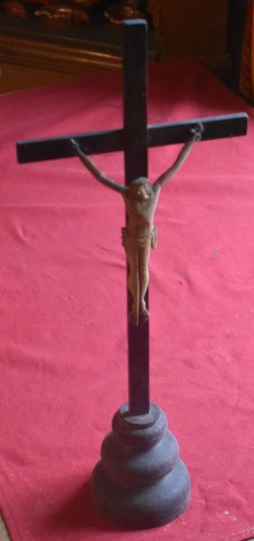 null CHRIST d’autel en os sur croix bois teinté.