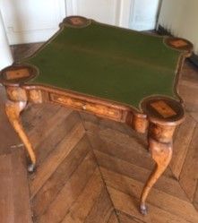 TABLE à jeu hollandaise en placage, XIXe...