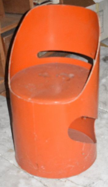 null CINQ SIEGES cylindriques en cartonnage orange, style moderniste.
Haut. 77 –...