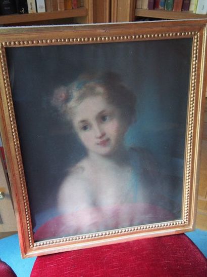 null PASTEL à la manière du XVIIIe siècle : Portrait de femme à la robe bleue.